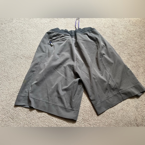 ⭐️XL Fitting Grey Lululemon Shorts - older style - Picture 3 of 6